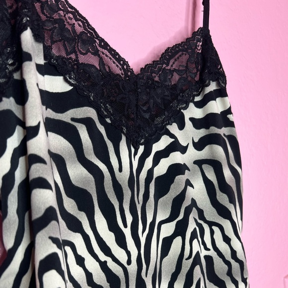 Elegant Zebra Print Chemise with Lace Trim - Picture 2 of 3